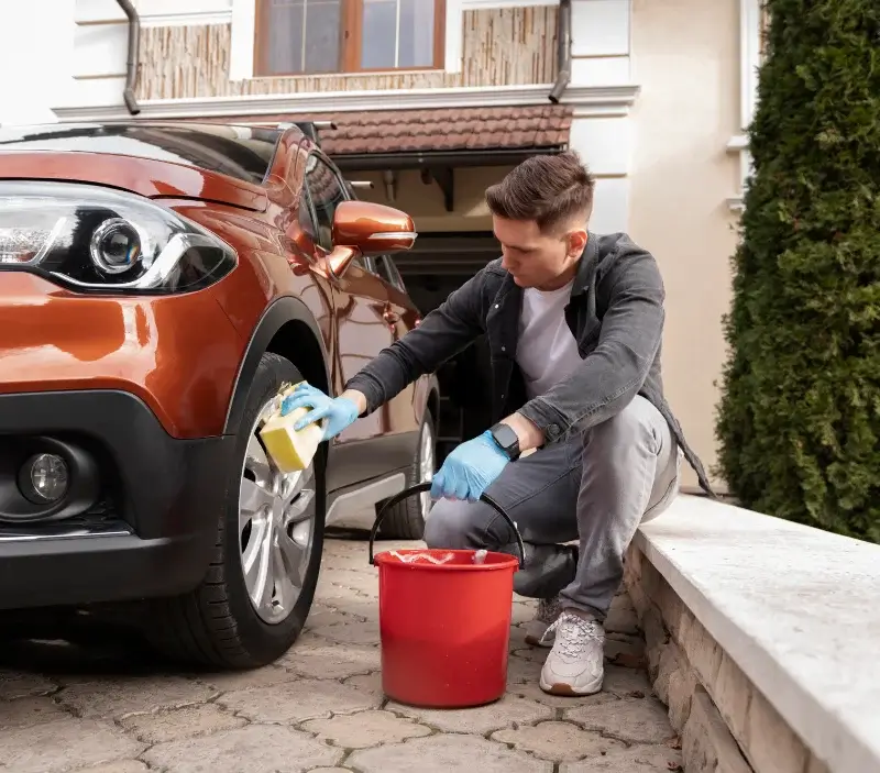 Lavage auto à domicile Bessay : professionnel intervenant sur un véhicule